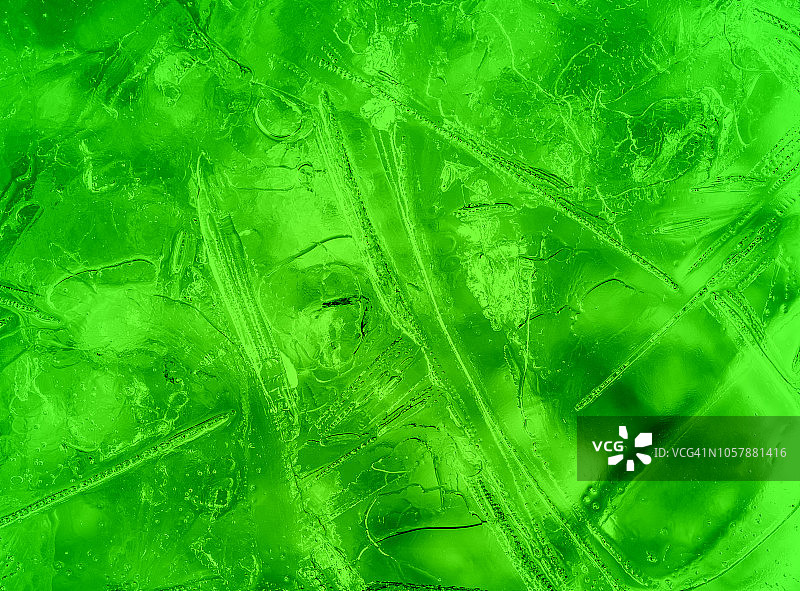 完整的纹理框架由一块破裂的冰构成，在浅绿色的背景上。图片素材
