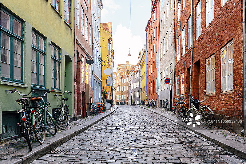 丹麦哥本哈根老城的鹅卵石街道图片素材