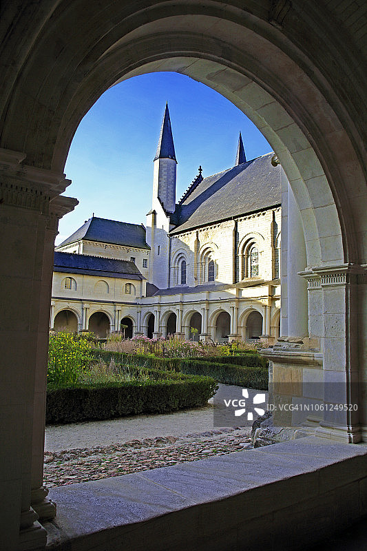 丰特弗罗修道院教堂，以回廊拱门为框架。图片素材