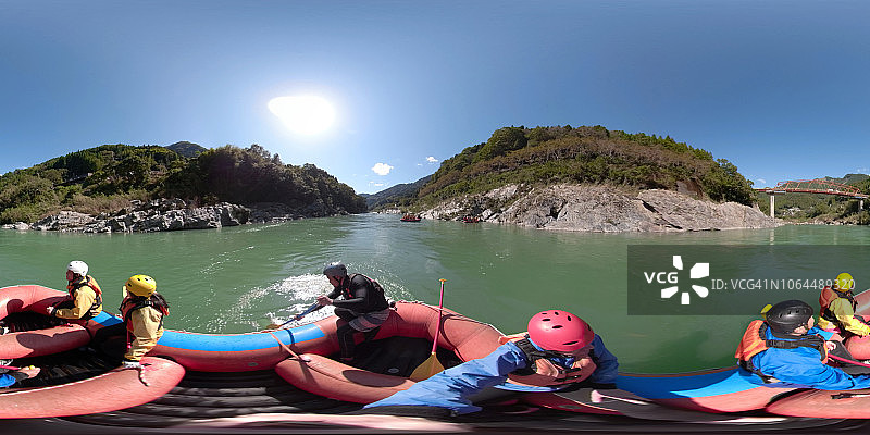 360度VR图像一小群男女白水河泛舟图片素材