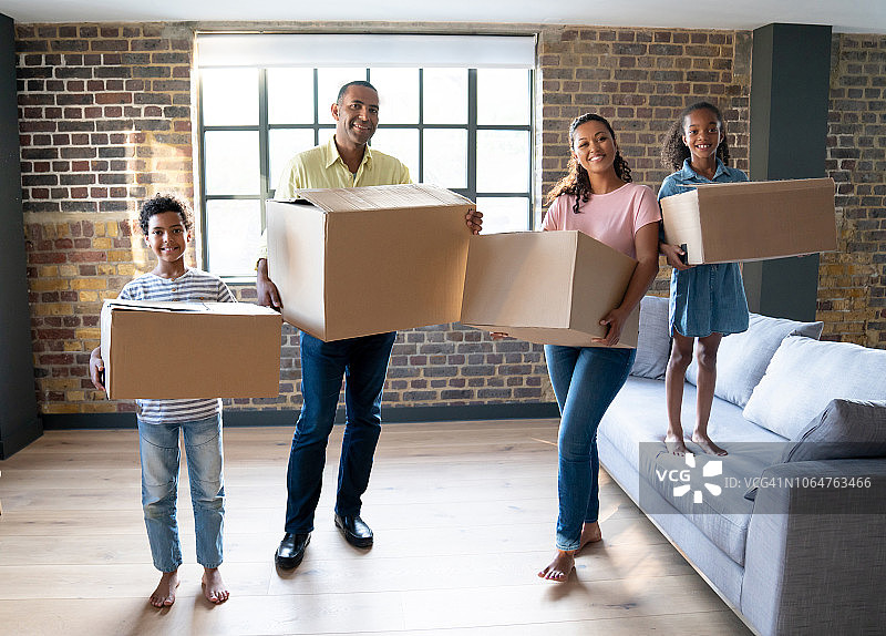 快乐的非裔美国人搬家，打包装箱图片素材