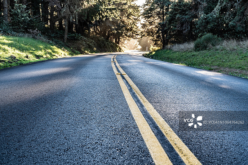 乡村道路:双黄线低角度沥青路的特写图片素材