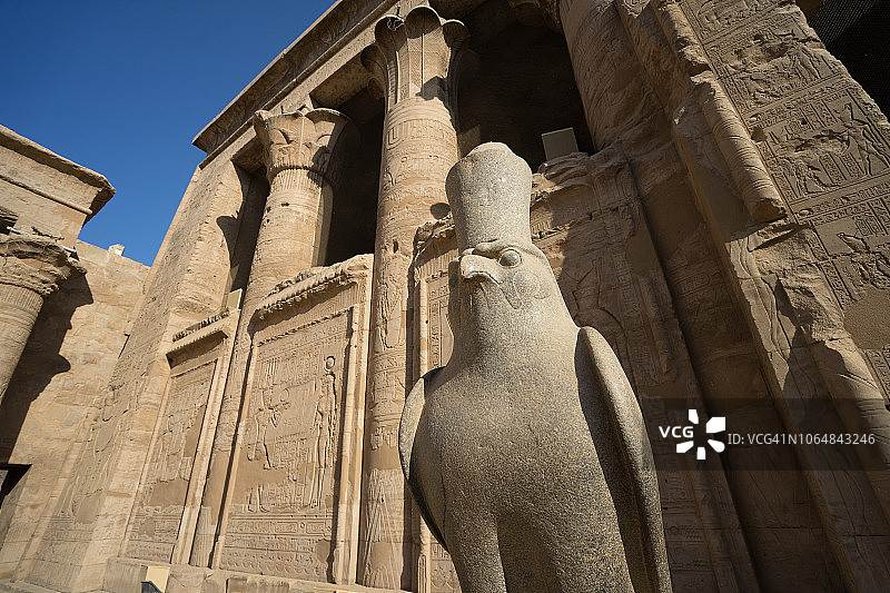 在联合国教科文组织埃及尼罗河遗址附近的埃德夫神庙，石雕神荷鲁斯和奥西里斯的废墟图片素材