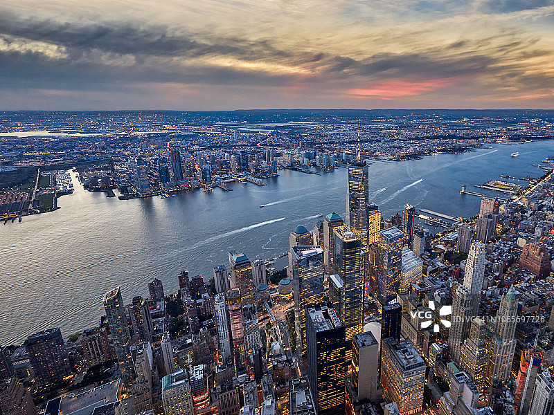 美国纽约，纽约市，曼哈顿下城鸟瞰图，世界贸易中心，金融区和哈德逊河图片素材