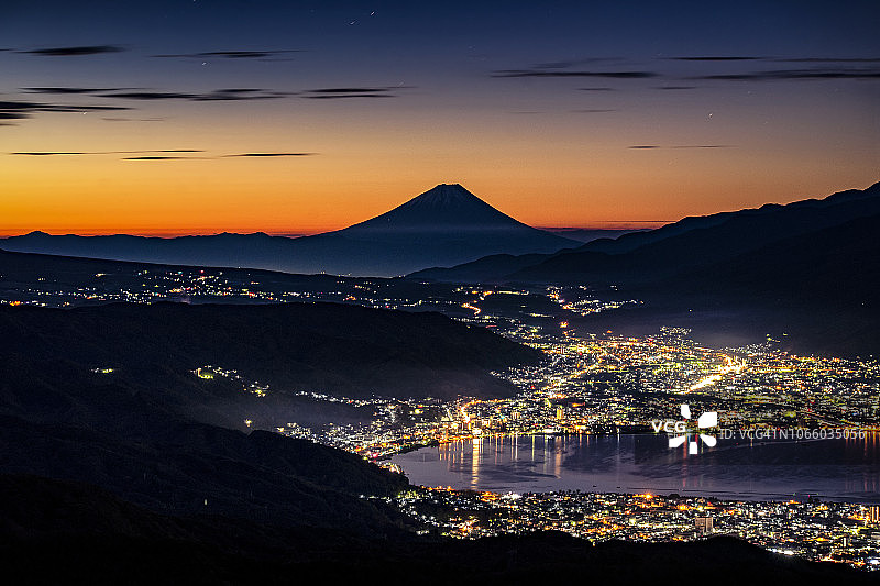 美丽的日出与晨雾富士山和Suwa湖与云在长野县的秋天季节图片素材