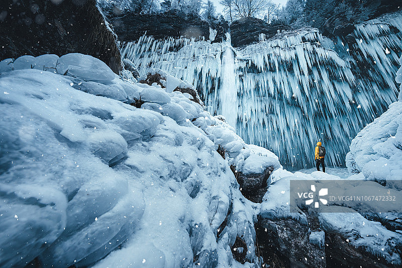冰雪瀑布的冬季徒步旅行图片素材