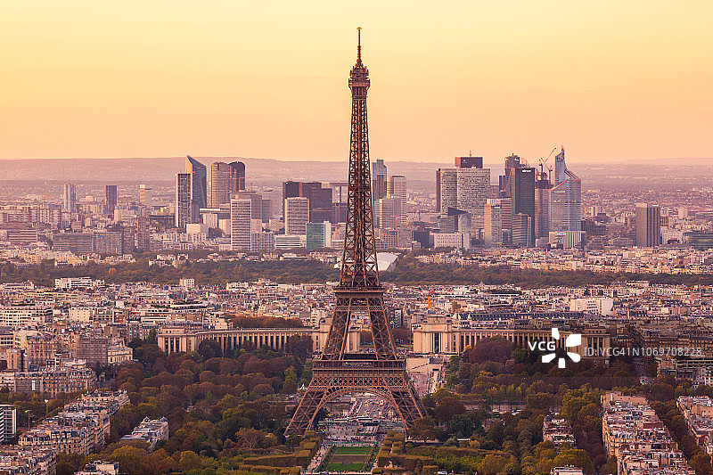 夕阳下的巴黎天际线，埃菲尔铁塔和拉德芳斯商业区，法国巴黎图片素材