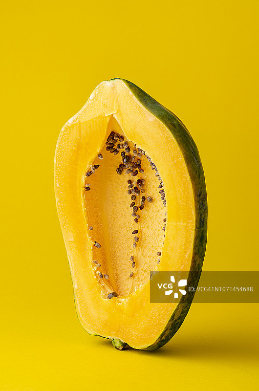 木瓜果实在黄色的背景图片素材