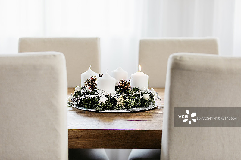 在12月的第一个星期天，点燃降临花环上的第一支蜡烛，庆祝瑞士圣诞假期的开始。餐桌装饰。图片素材