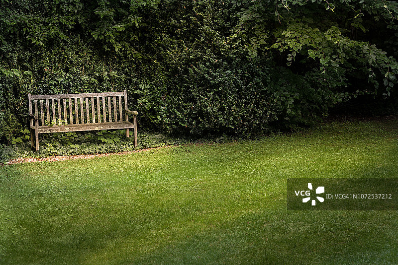 泰克长凳在一个乡村花园图片素材