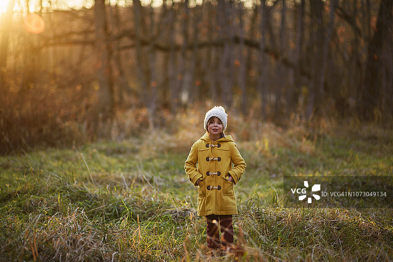 女孩站在秋天的树林里，美图片素材