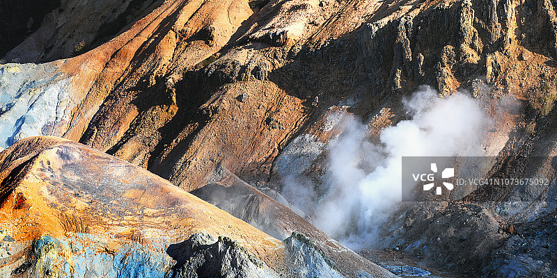 地狱谷的多色岩石山图片素材