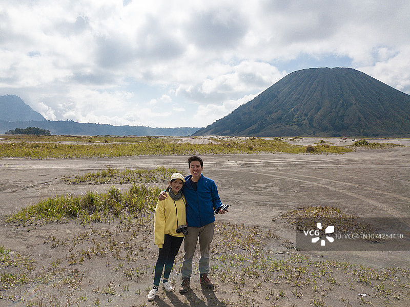印度尼西亚，一对情侣正在前往印尼东爪哇的Bromo (Gunung Bromo) Kingkong山的火山旅游图片素材