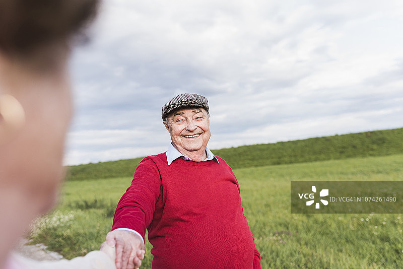 快乐的老男人在乡村风景对妻子微笑图片素材