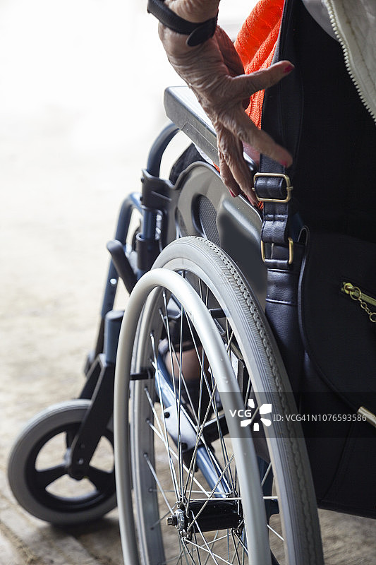 坐轮椅的老妇人图片素材