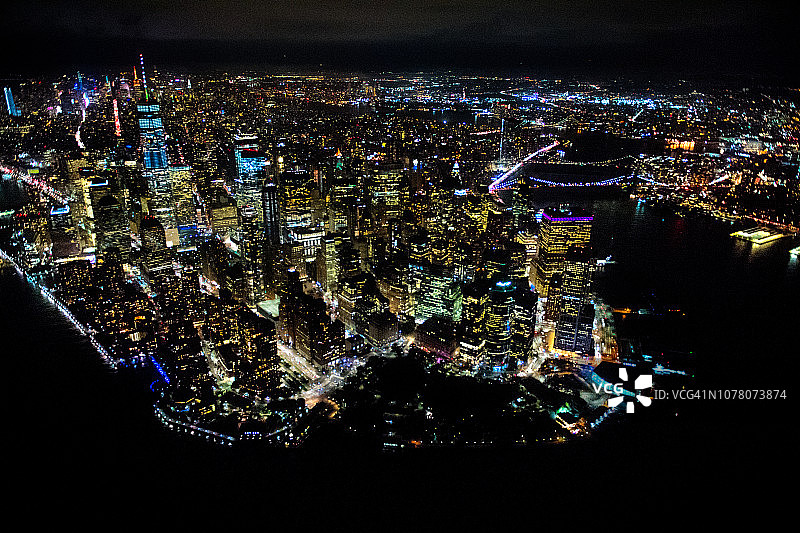 夜间从哈德逊河上空的直升机上俯瞰曼哈顿岛和世界贸易中心一号大楼图片素材