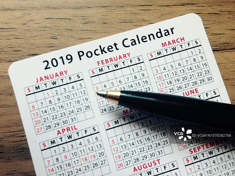 平铺的2019袖珍日历和笔图片素材