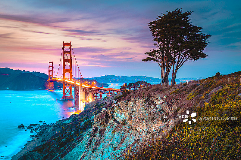 黄昏时分的金门大桥，美国加州旧金山图片素材