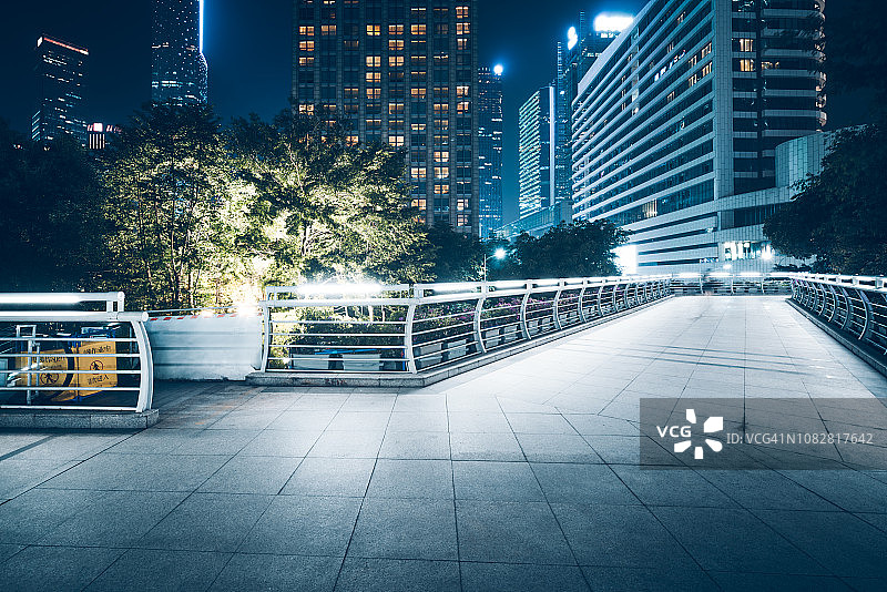 连接广州市中心现代建筑的混凝土天桥图片素材