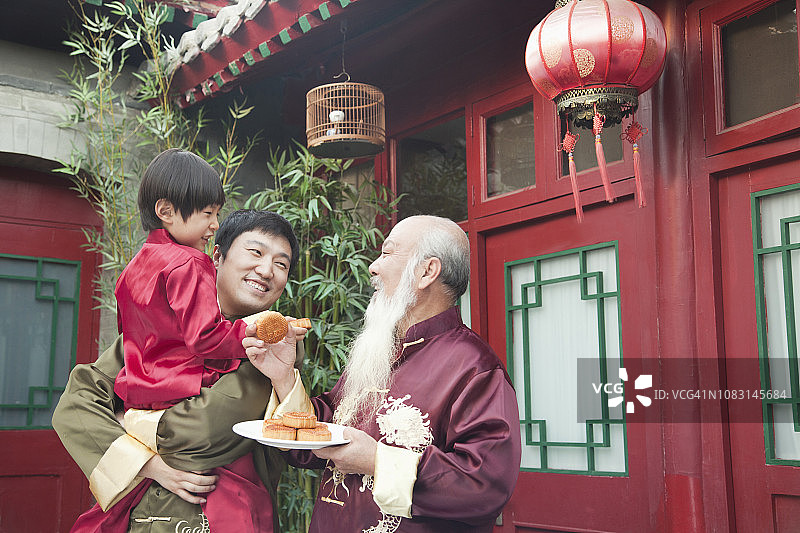 中国家庭在户外分享一盘食物图片素材