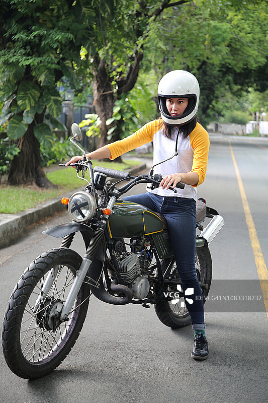 外面有个骑摩托车的女人图片素材