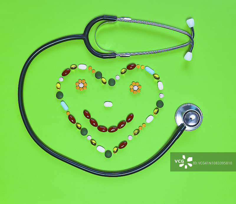 药丸和胶囊形成心脏形状和听诊器，医学概念图片素材