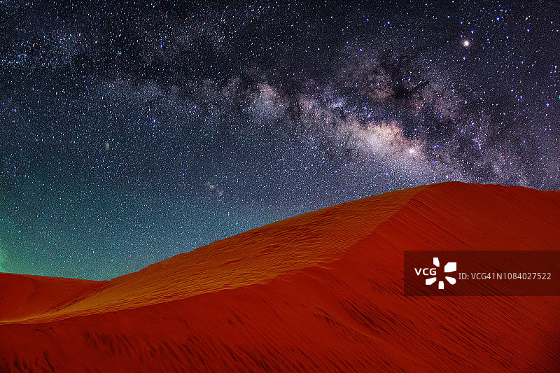 银河在沙漠上空拱起图片素材