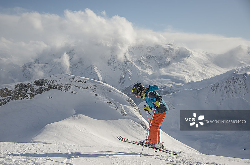 奥地利滑雪胜地Ischgl Silvretta Arena的少年用滑雪板跳跃的动作镜头图片素材