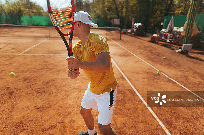 比赛期间在网球场上的网球运动员图片素材