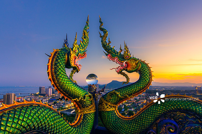 龙泰国或那加王蛇在佛教传说中的动物。图片素材