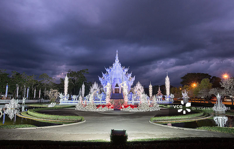 泰国清莱省美丽的白寺夜景。图片素材