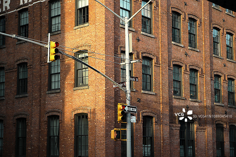 前工业建筑的正面，现在的办公空间，沿着华盛顿街，在布鲁克林桥旁，在纽约市布鲁克林图片素材