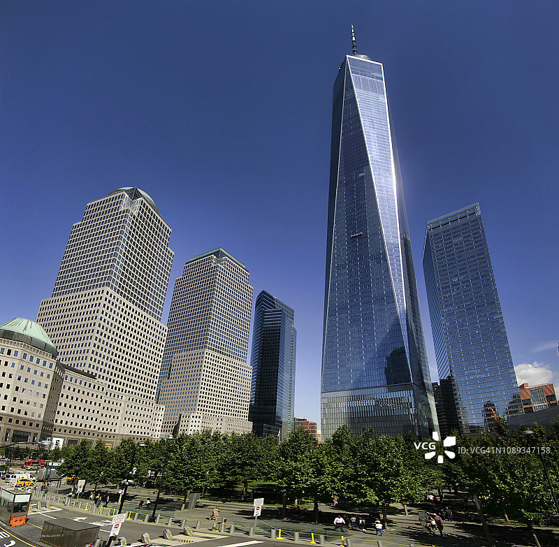 世界贸易中心(自由塔)和国家9·11纪念馆，位于纽约市曼哈顿下城的世界贸易中心遗址图片素材