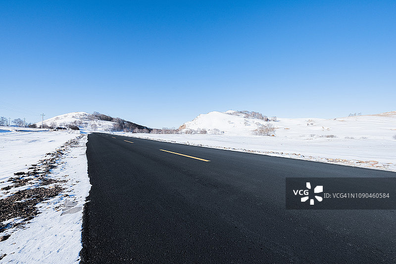 冬天的空旷道路图片素材