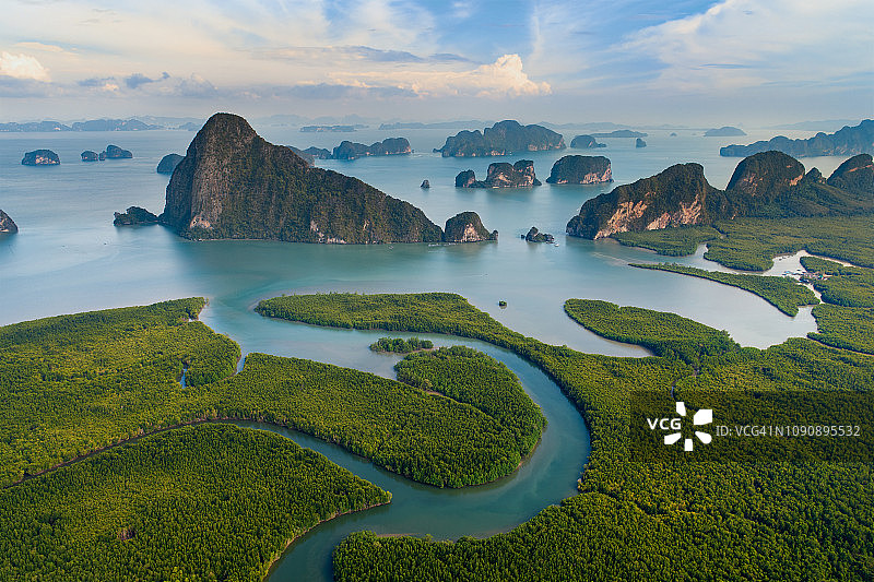 鸟瞰泰国南部日出时的热带岛屿，令人惊叹的美丽海景。图片素材