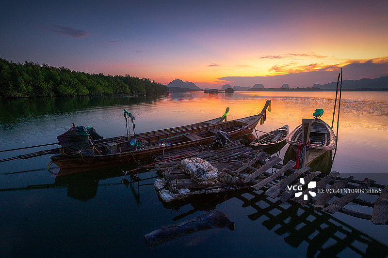 日出时的长尾船。Phang nga,泰国。图片素材