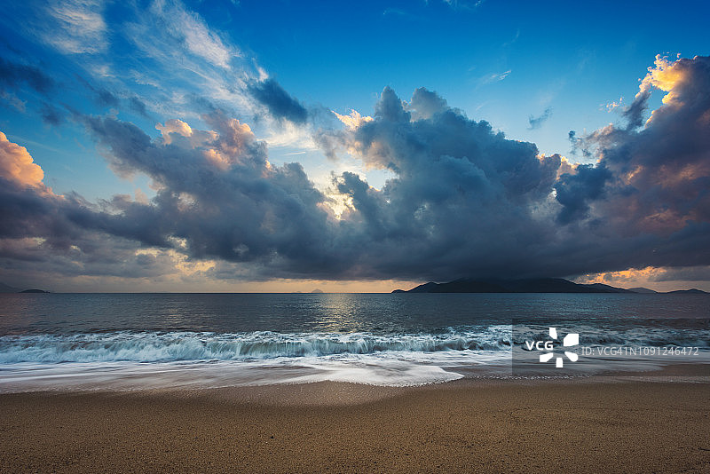 美丽而戏剧性的天空在芽庄海滩，越南图片素材