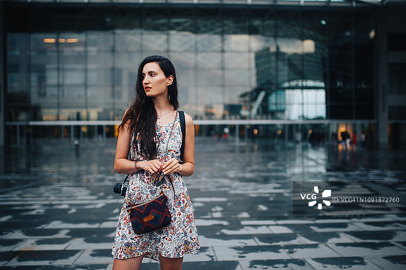 新加坡一位年轻女游客的肖像图片素材