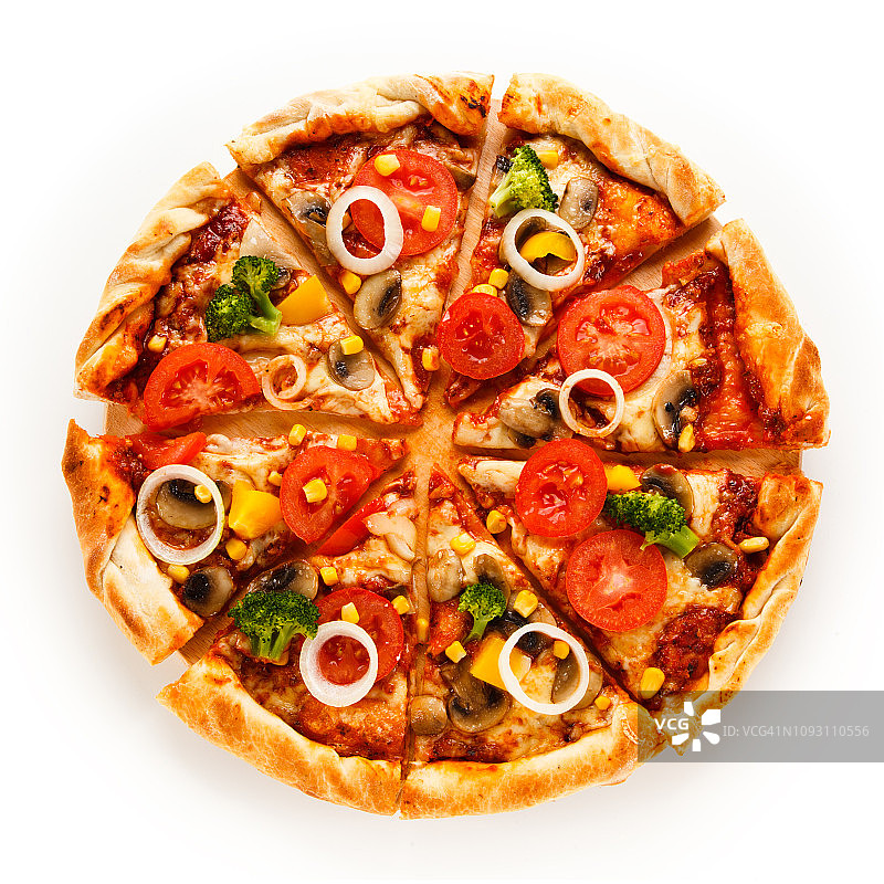 白色背景的玉米和西兰花披萨图片素材