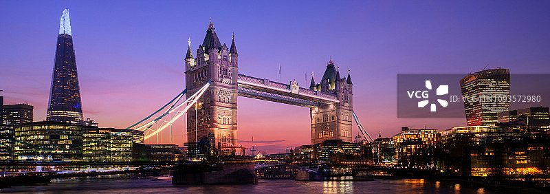 伦敦城市天际线在黄昏照亮-数字合成图片素材