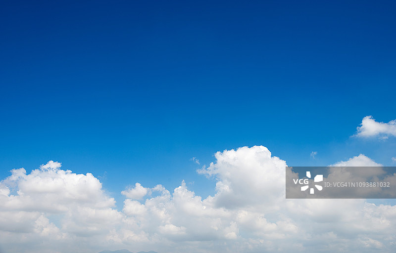 蓝色的天空和蓬松的云图片素材