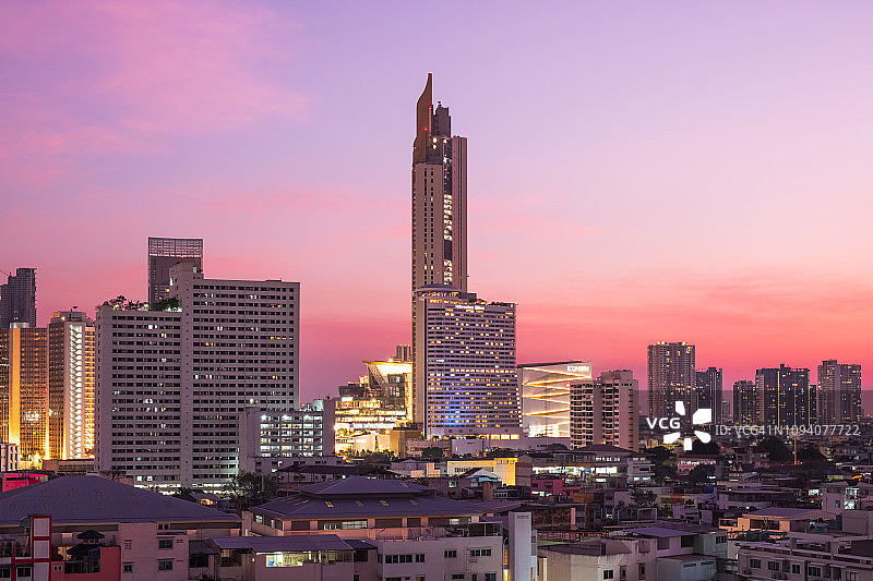 日落时分，曼谷的新IconSiam购物中心。泰国图片素材