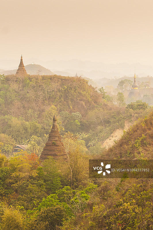 清晨缅甸若开邦摩洛乌城和废墟宝塔的迷雾中图片素材