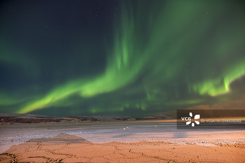 挪威基尔克内斯夜空中的北极光图片素材
