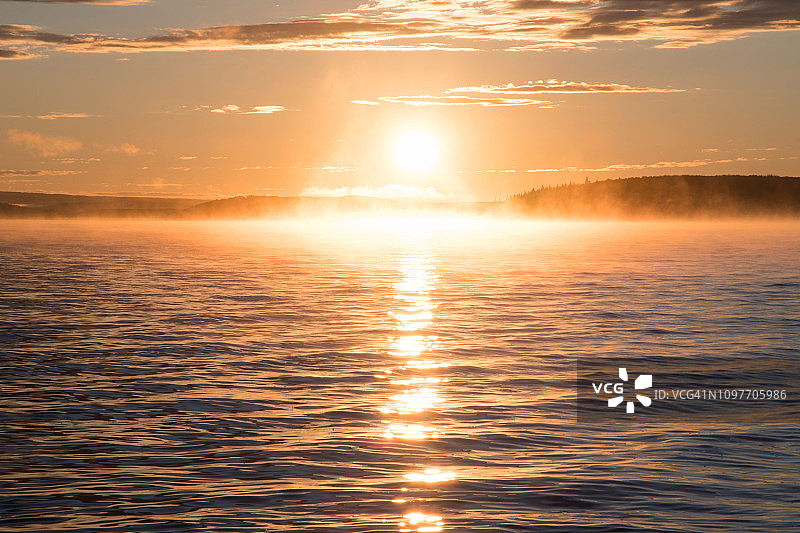 在萨斯喀彻温省省级公园的原始湖泊上空，日出和雾图片素材
