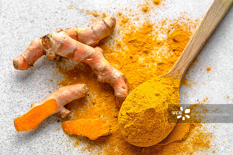 新鲜的根和姜黄粉，印度香料，健康的素食菜肴调味原料图片素材