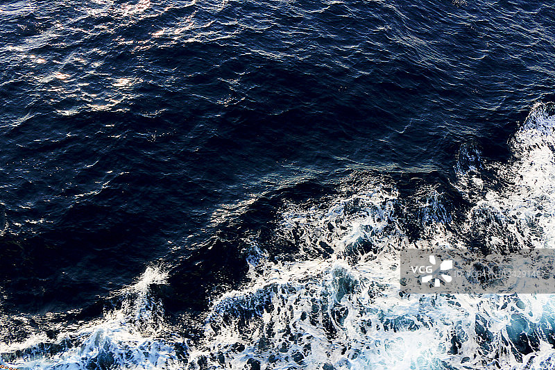 白色的波浪和蓝色的大海图片素材