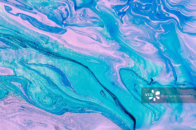 模糊大理石蓝-紫罗兰纹理作为创作背景。抽象的油画描绘波浪。手工制作的艺术品。液体涂料。图片素材