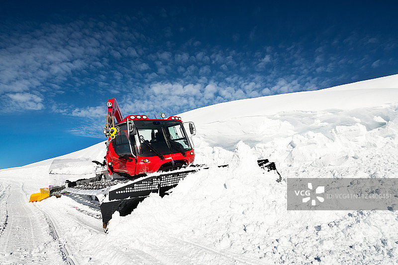现代红色雪清理雪道上的雪图片素材