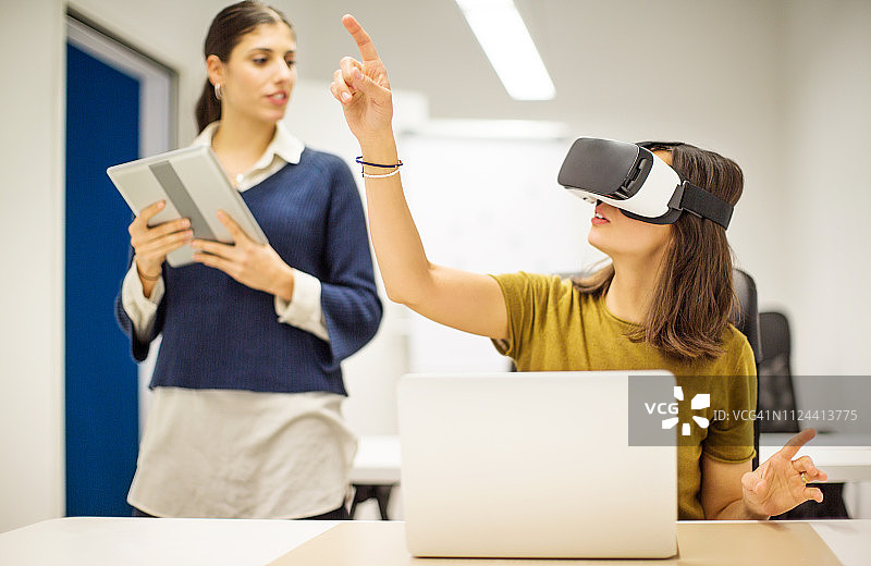 女性同事在初创公司测试新的虚拟现实应用程序图片素材